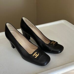 CHANEL authentic vintage Black and Gold heels